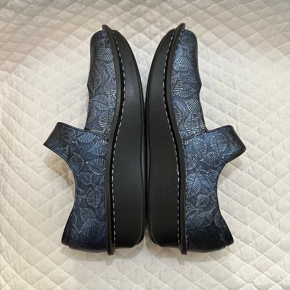 Alegria Paloma - Metallic Blue Leaf Pattern - Picture 7 of 12